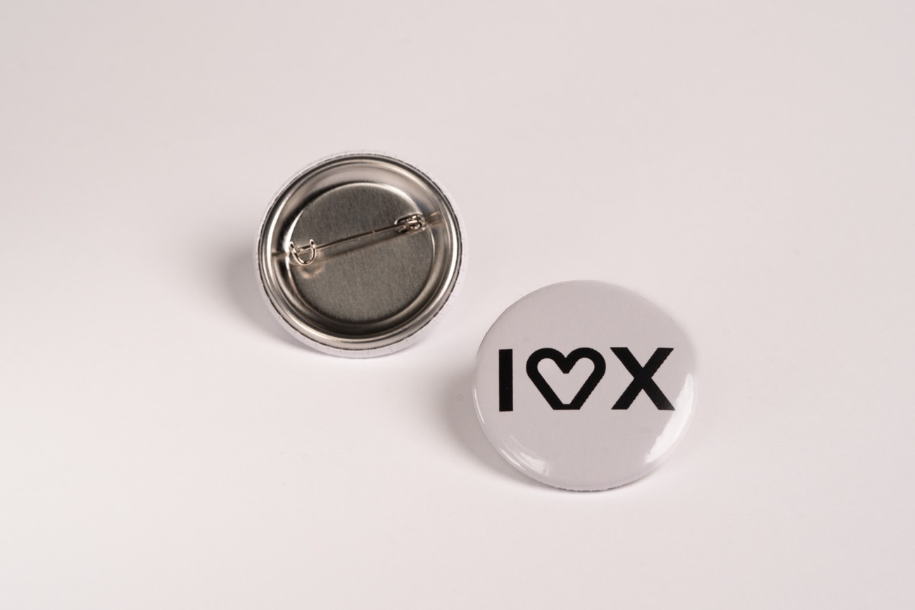 Placka bílá na špendlík, průměr 37 mm